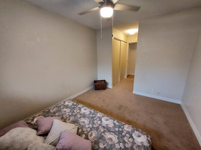 Building Photo - Renovated 2br/1ba/2pkg 3rd Fl Townhome