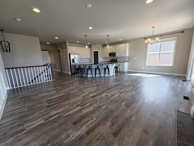 Building Photo - Spacious 5 Bed, 3 Bath Home in Desirable M...