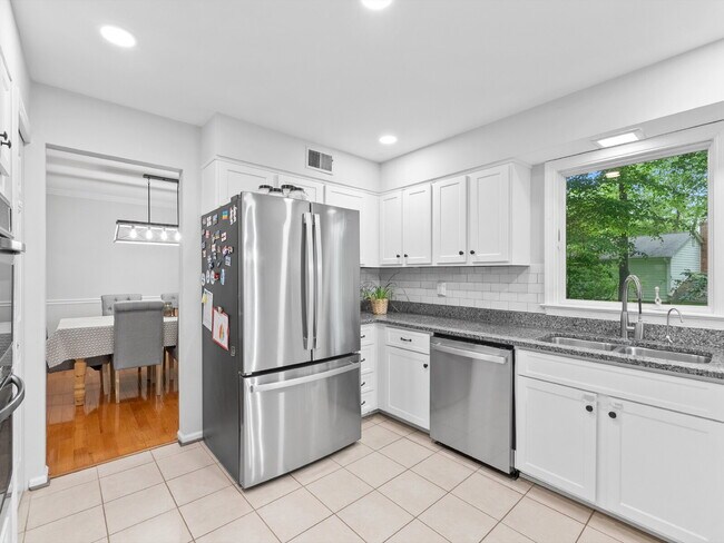 Building Photo - "Spacious 4-Bed Oasis with Scenic Views an...