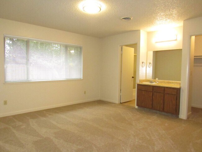 Building Photo - 340-344 El Rio Ct