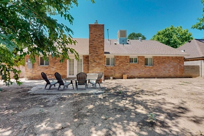 Building Photo - 3 Bedroom 2 Bath with 2 car garage