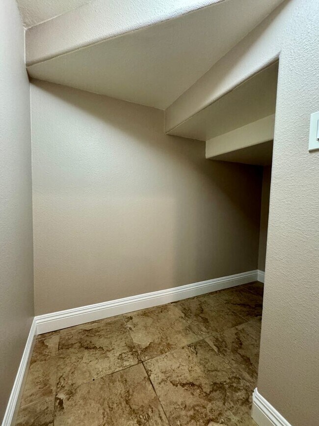 Building Photo - 3 Bed 2.5 Bath plus extra room Townhouse Style Condo / Attached 2 Car Garage