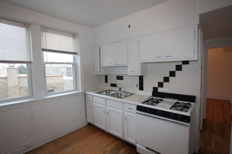 Primary Photo - 3052 W Berteau Ave