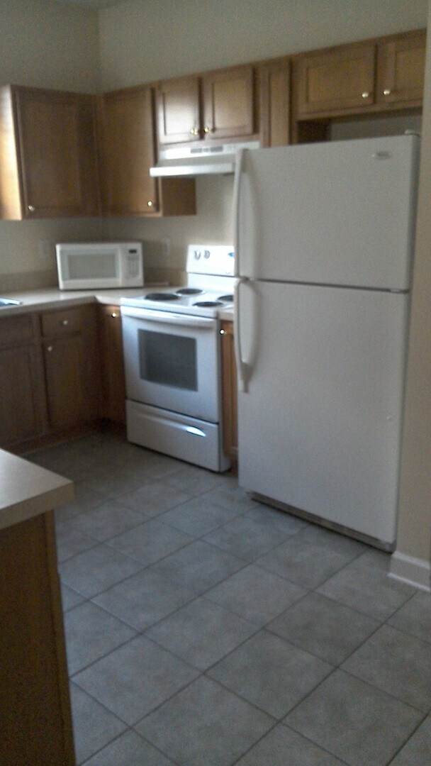 Building Photo - SPECIAL!  2 Bedroom/2 bath Condo - 1/2 half rent second month