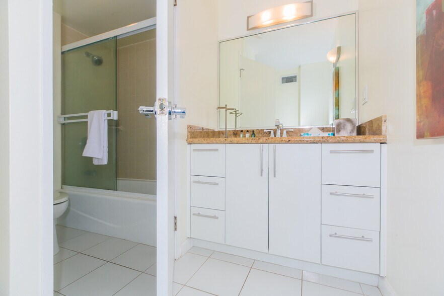 Guest bathroom with tub shower - 1910 Ala Moana Blvd