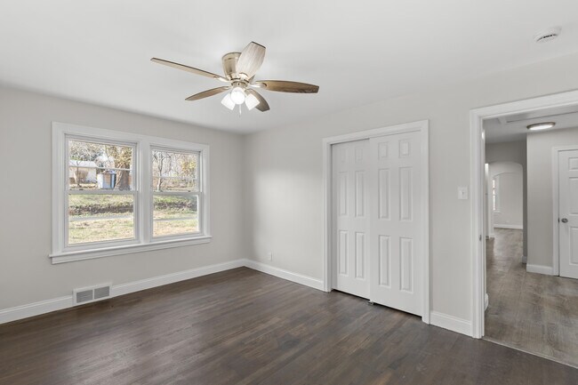 Building Photo - 223 N Dellwood Ave