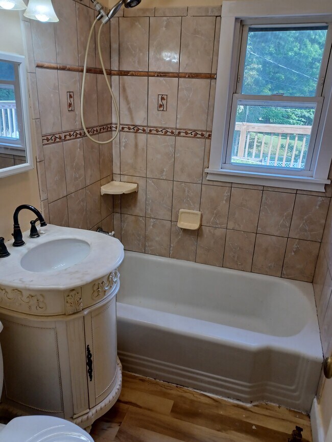 Bathroom - 12 Vernon Ter