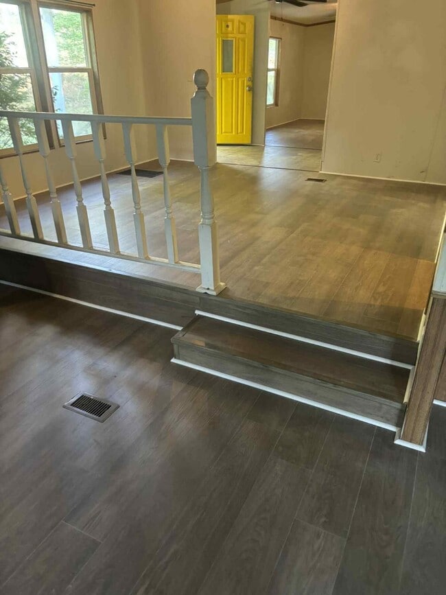 Building Photo - 1020 Little Perry Rd