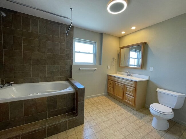 Building Photo - $0 DEPOSIT OPTION. 4BED/2.5BATH IN AURORA'S KINGSBOROUGH NEIGHBORHOOD