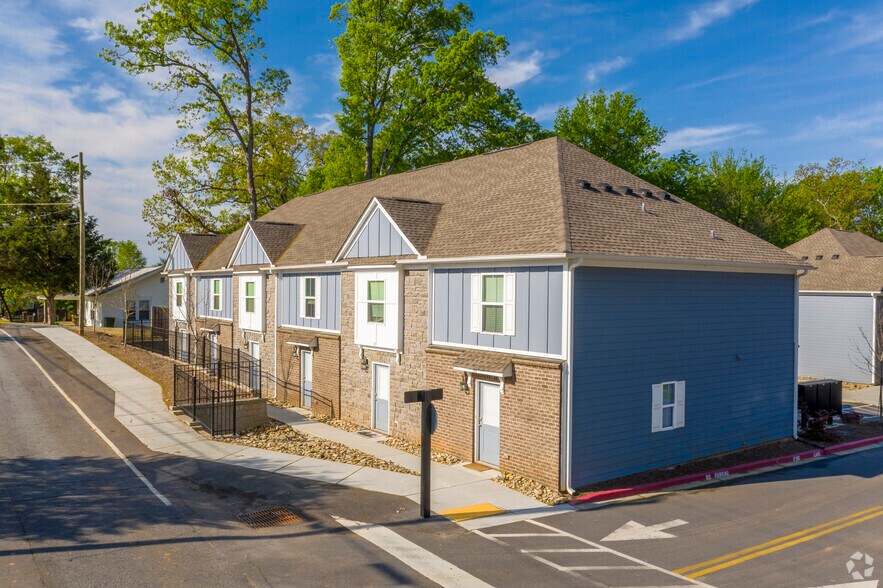 Building Photo - Oakcreste