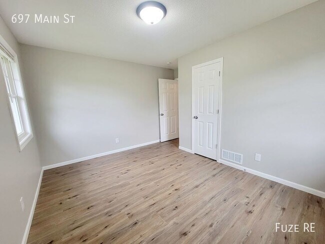 Building Photo - 697 Main St