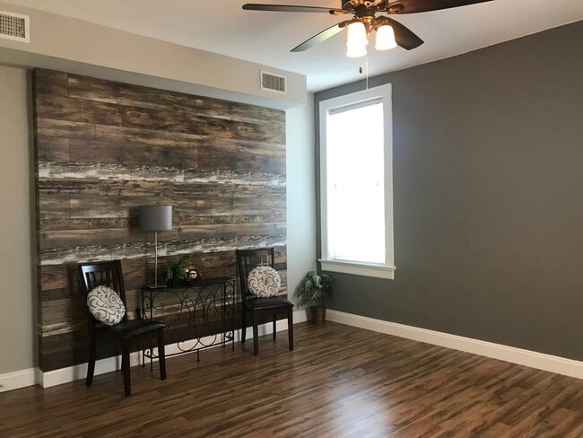 Building Photo - Large Renovated Home on the Hill with Garage!!