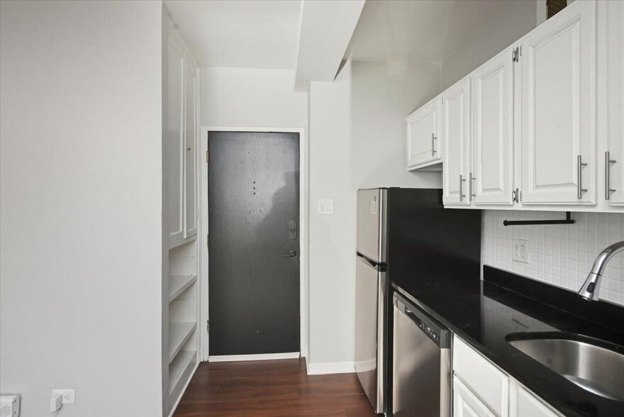 Building Photo - 1140 N La Salle Dr