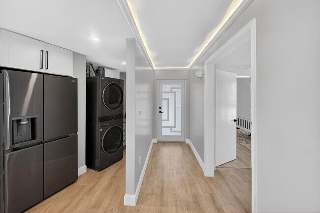 Building Photo - 8125 Crespi Blvd