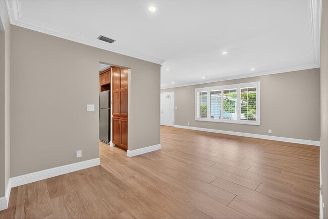 Building Photo - 905 Shore Dr