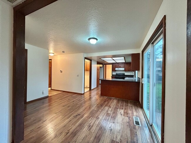 Building Photo - Timeless 5 Bed, 2.5 Bath Home - SW Beaverton