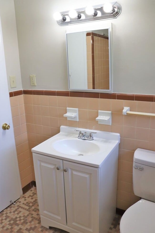 Building Photo - 3-Bedroom thats move-in ready and just waiting for you.