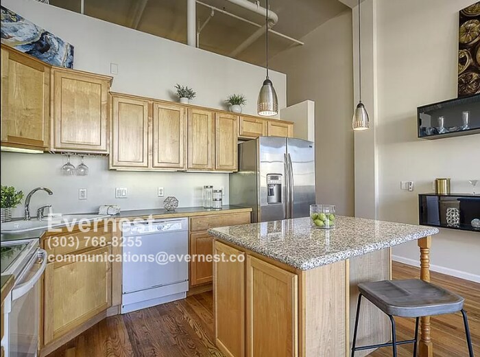 Building Photo - 1555 California St