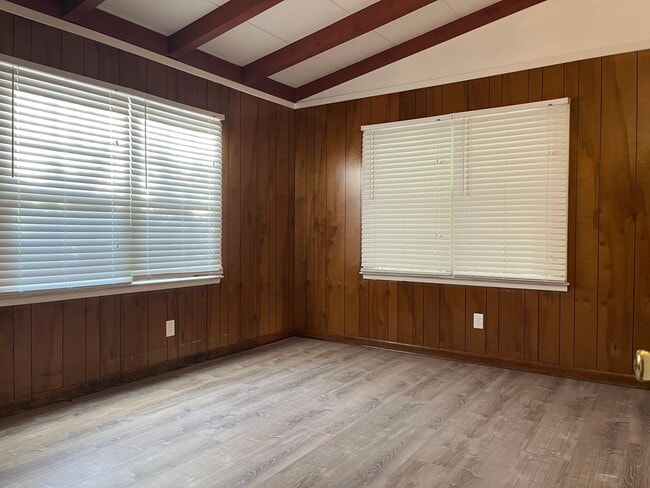 Building Photo - Spacious 4 Bedroom 2 bath home in Pawley's...