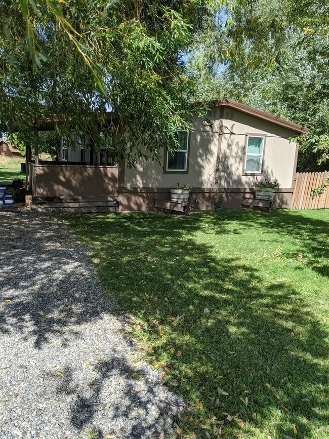 Building Photo - Cozy pet friendly location on a large lot