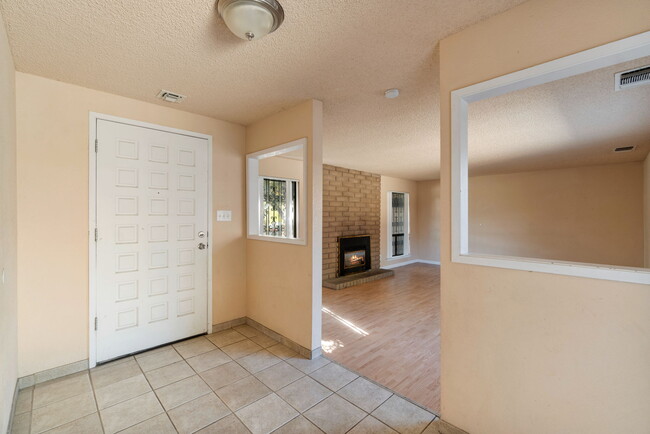 foyer/entryway - 5079 E BREMER AVE