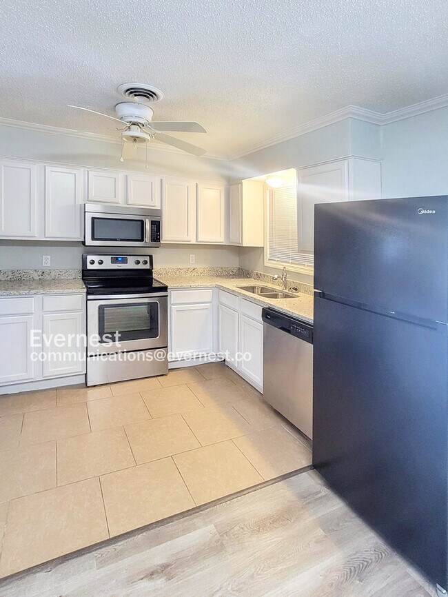 Building Photo - 8549 Southaven Cir W