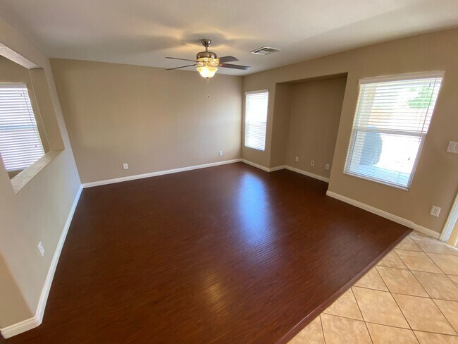 Building Photo - Wonderful 4 bed/2.5 bath home located in Summerlin