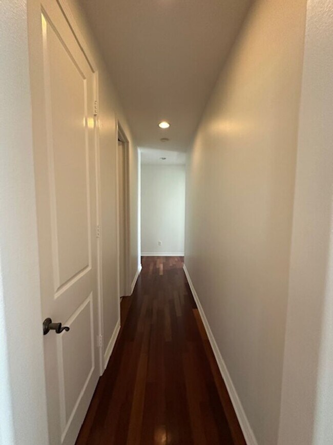 Building Photo - Stunning Executive home with loads of cust...