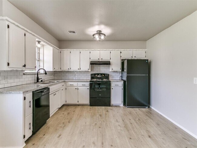 Building Photo - 502 N Oak St