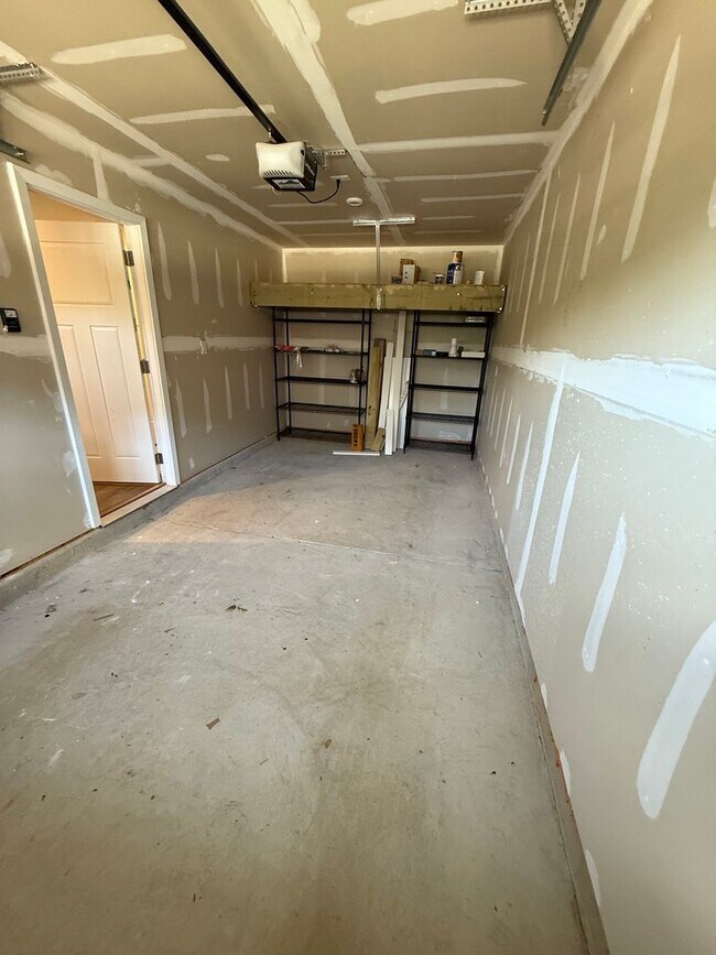 Building Photo - 3 Bedroom Townhouse - City Living with a G...