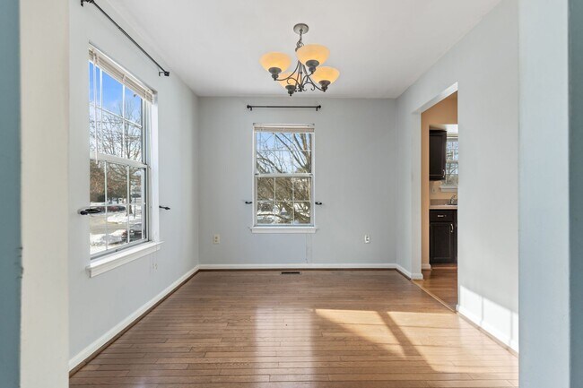 Building Photo - Beautifully maintained END UNIT townhouse in Robin meadows ready for your family to call home by ...