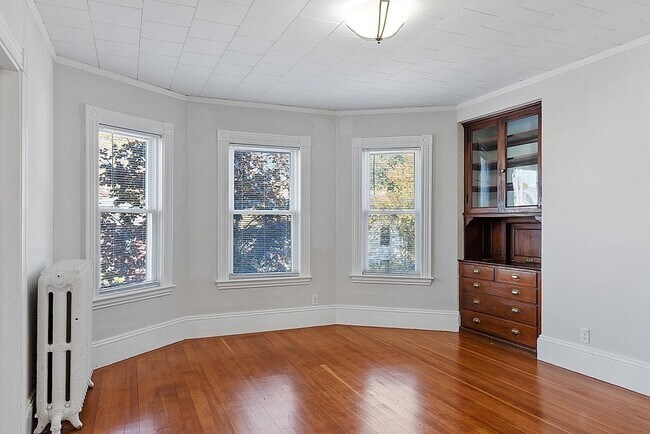 Building Photo - 733 Hale St