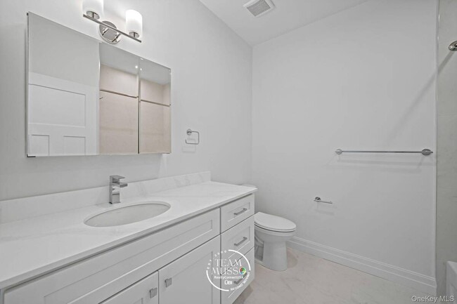 Building Photo - 725 Eastview Dr