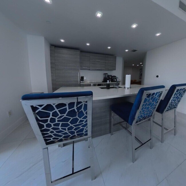 Building Photo - 650 NE 32nd St