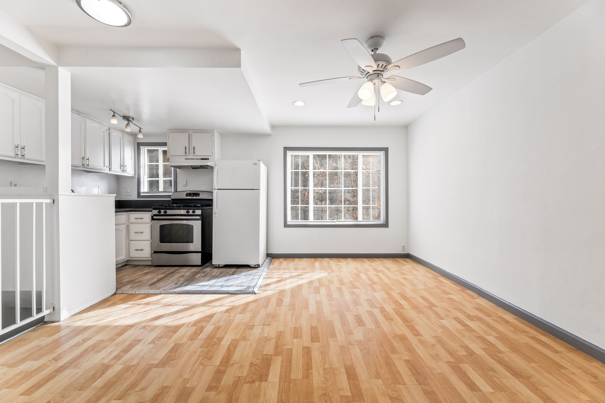 Building Photo - 1339 S Sycamore Ave