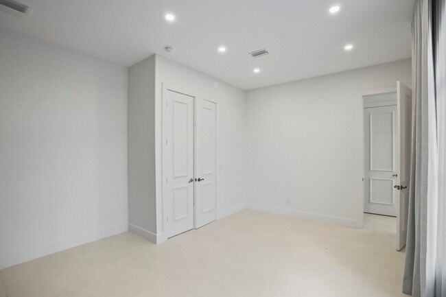 Building Photo - 3201 E Stonebrook Cir
