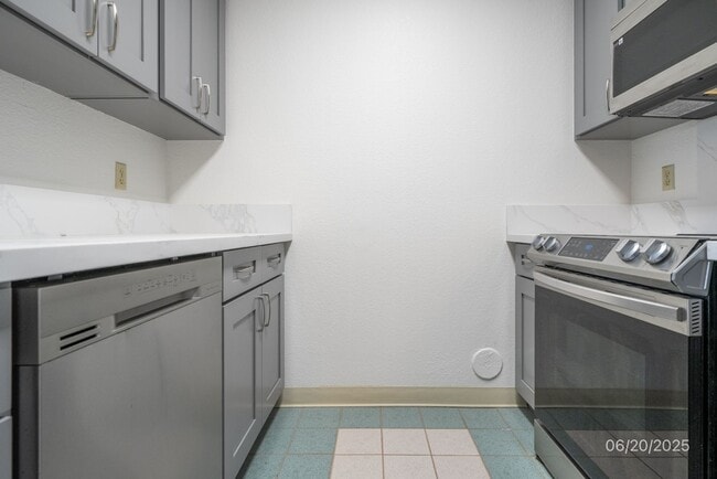 Building Photo - MOVE IN READY! 2/1.5/2 Renovated Unit, Cen...