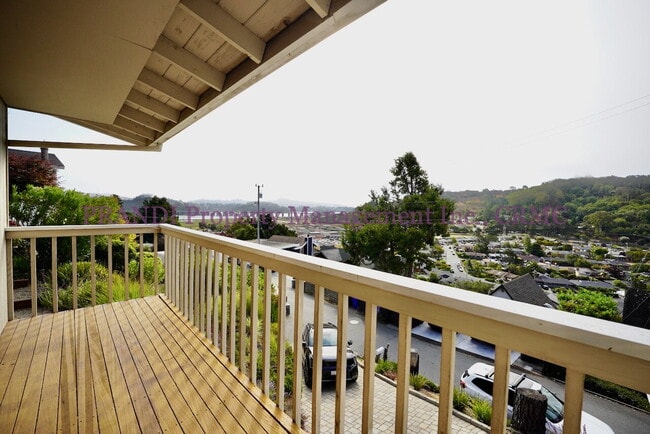 Building Photo - Bright and Cheerful Home in Tam Valley wit...