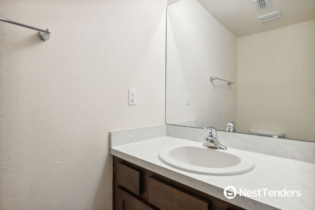Building Photo - Beautiful Townhome with Two Primary Suites!