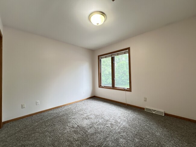 Building Photo - 2742 Pleasant View Dr