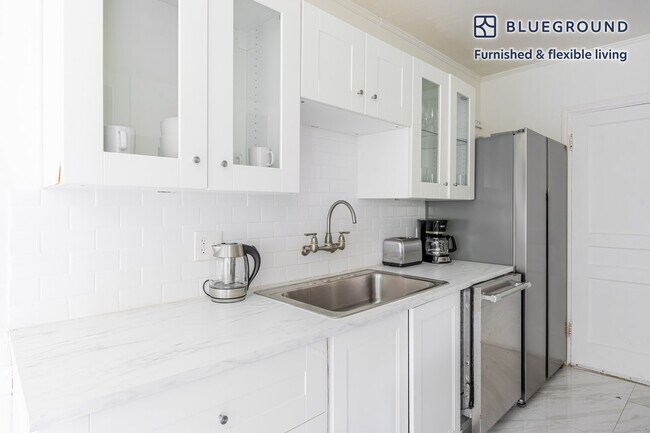 Building Photo - 136 S Roxbury Dr