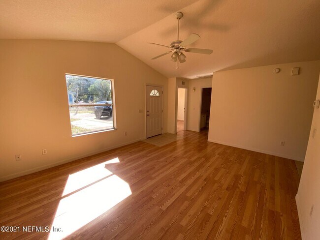 Building Photo - 908 Helen St