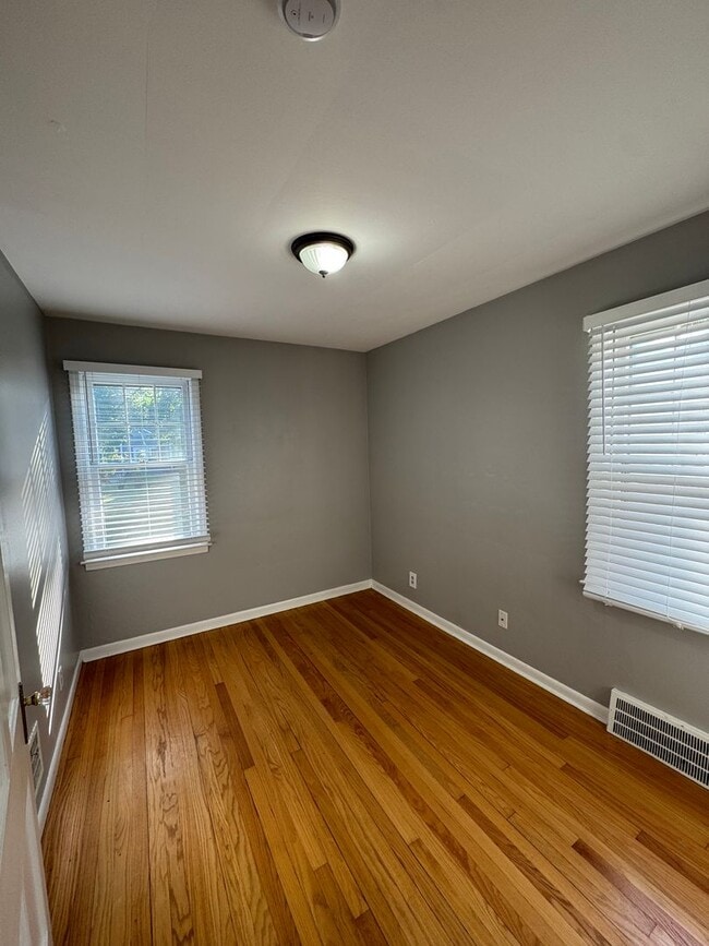 Building Photo - 3 bed 2 bath Berkley bungalow with garage ...