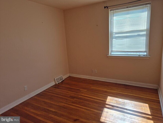 Building Photo - 7254 Mansfield Ave