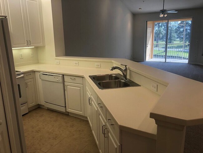 Building Photo - 15250 Riverbend Blvd