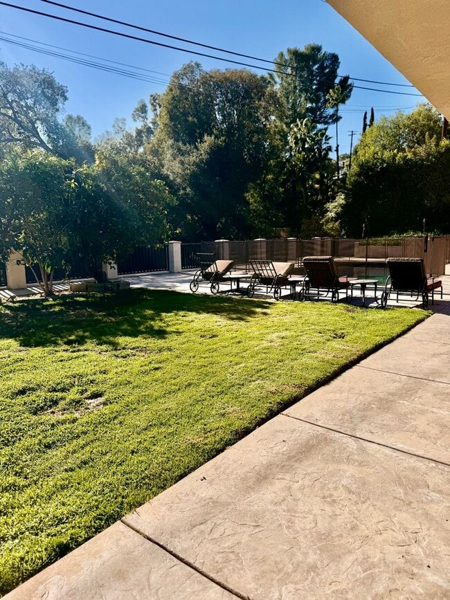 Building Photo - Gorgeous Tarzana Home