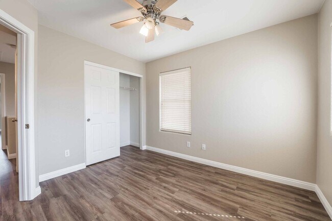 Building Photo - 3 BEDROOM HOUSE WITH OPEN FLOOR PLAN !!
