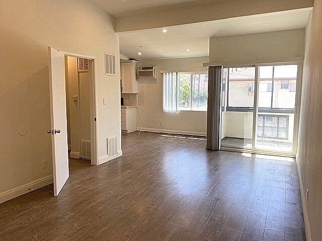Primary Photo - 4360 W 4th St