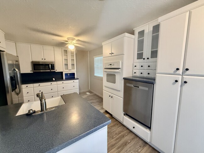 Building Photo - 1021 N 925 E St