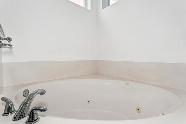 Building Photo - 5930 Hermitage Dr